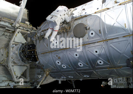 Spécialiste de mission Soichi Noguchi traverse le long du laboratoire Destiny de la Station spatiale internationale entre les tâches de la mission, troisième sortie dans le 5 août 2005. L'atterrissage de Discovery a été retardé de 24 heures pour le 9 août 2005 en raison du mauvais temps en Floride. (Photo d'UPI/NASA) Banque D'Images