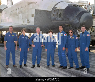 L'équipage de la mission STS-114 se sont réunis en face de la découverte en atterrissant à Edwards Air Force Base, le 9 août 2005. De gauche à droite : Spécialiste de mission, Stephen Robinson, commandant Eileen Collins, spécialistes de mission, Andrew Thomas, Wendy Lawrence et Charles Camarda Soichi Noguchi, et le pilote James Kelly. (Photo d'UPI/Jim Ross/NASA) Banque D'Images