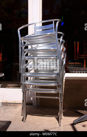 Pile de chaises en métal devant un bar de Bisbee, AZ Banque D'Images