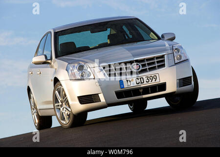 La nouvelle Cadillac BLS fera ses débuts au Mondial de l'International Motor Show de Francfort, en Allemagne, qui débute le 11 septembre 2005. La prime moyenne taille, pont avant sedan sera disponible en trois essence et un turbodiesel options, la prestation de 150 à 255 chevaux. Le turbo diesel, une première pour Cadillac, offre les mêmes performances de conduite dynamique que les clients sont venus à attendre de Cadillac. Les ventes européennes sont prévues pour le printemps 2006. (UPI/Photo Thorsten Weigl/GM) Banque D'Images