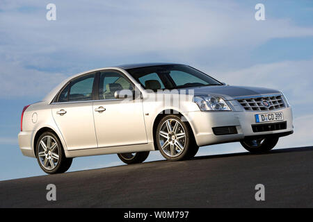 La nouvelle Cadillac BLS fera ses débuts au Mondial de l'International Motor Show de Francfort, en Allemagne, qui débute le 11 septembre 2005. La prime moyenne taille, pont avant sedan sera disponible en trois essence et un turbodiesel options, la prestation de 150 à 255 chevaux. Le turbo diesel, une première pour Cadillac, offre les mêmes performances de conduite dynamique que les clients sont venus à attendre de Cadillac. Les ventes européennes sont prévues pour le printemps 2006. (UPI/Photo Thorsten Weigl/GM) Banque D'Images