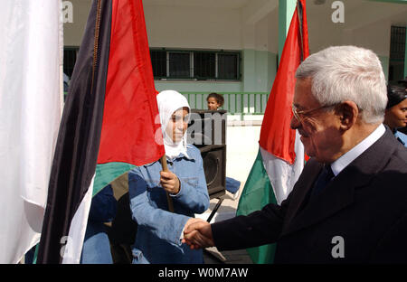 Le président palestinien Mahmoud Abbas visitent les écoles dans la ville de Ramallah, en Cisjordanie comme ils ouvrent le 3 septembre 2005. (Photo d'UPI/Omar Rashidi) Banque D'Images