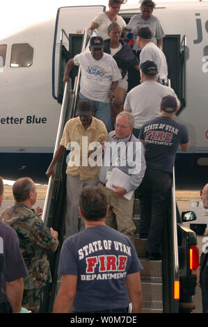 Les premiers réfugiés de l'ouragan Katrina pour venir à terre de l'Utah à la base de la Garde nationale aérienne de l'Utah à Salt Lake City le 3 septembre 2005. Environ 1500 victimes de l'ouragan flotteront à Salt Lake et hébergé au camp voisin Williams à Riverton, en Utah. (Photo d'UPI/Burke Baker/USAF) Banque D'Images