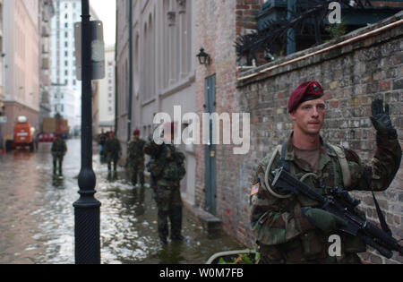 Un parachutiste du 2e Bataillon du 505th Parachute Infantry Regiment 82nd Airborne Division, apporte son équipe à une halte dans les rues inondées du Quartier Français, à la Nouvelle-Orléans, LA, au cours d'une patrouille à l'appui de la Force opérationnelle interarmées de Katrina le 4 septembre 2005. Plus de 2 000 parachutistes sont censés répondre à l'appui de l'aide humanitaire et les efforts de stabilisation dans la région. (UPI Photo/ Michael J. Carden/Armée) Banque D'Images