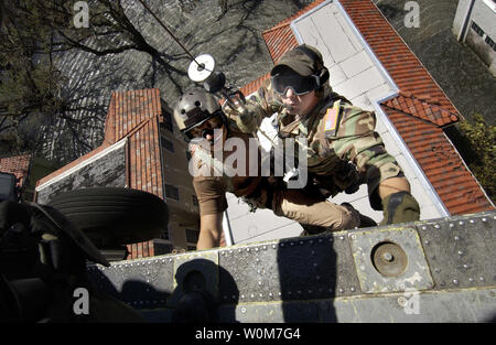 U.S. Air Force Pararescuemen de la 38e Escadron de sauvetage, Moody Air Force Base, Ga., sont hissés jusqu'après la vérification d'une chambre pour les survivants à New Orleans, LA, d'un hélicoptère HH-60G Pavehawk le 7 septembre 2005. L'équipage est affecté à la 347e Escadron de sauvetage de Jackson, MS. (UPI Photo/ Mike Buytas/USAF) Banque D'Images