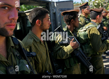 Les soldats israéliens de la brigade Golani prendre part à une cérémonie de descente du drapeau, qui se préparent à se retirer le 11 septembre 2005 de l'Yareach avant-poste dans le sud de la bande de Gaza. Israël devrait se retirer la dernière de leurs troupes de la bande de Gaza dans les heures mettant un terme à l'historique de 38 années d'occupation du territoire palestinien.NC le 11 septembre 2005. (Photo d'UPI/David Silverman/piscine) Banque D'Images