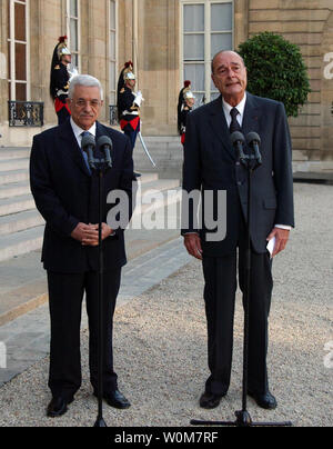 Le président palestinien Mahmoud Abbas (G) rencontre le président français Jacques Chirac à Paris, France le 17 octobre 2005. (Photo d'UPI/Omar Rashidi/AP) Banque D'Images