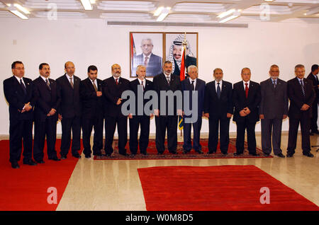 Le Hamas le Premier Ministre palestinien Ismail Haniyeh et le président de l'Autorité palestinienne Mahmoud Abbas (C) sont affichées avec d'autres membres du cabinet au bureau Abbas que le Hamas a officiellement pris le pouvoir à Gaza le 29 mars 2006. (Photo d'UPI/Ajouter Alhalim Abu Askar/AP) Banque D'Images