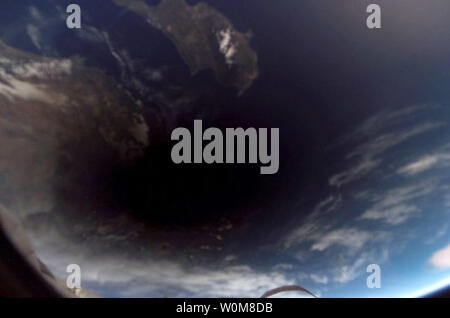 L'ombre de la lune tombe sur la Terre vue de la Station spatiale internationale, à 230 kilomètres au-dessus de la planète, au cours d'une éclipse solaire totale à environ 4:50 h HNE le 29 mars 2006. Visible près de l'ombre sont des portions de Chypre dans la mer Méditerranée et la côte de la Turquie. (Photo d'UPI/NASA) Banque D'Images