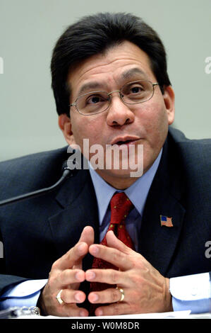 Alberto Gonzales témoigne devant un comité judiciaire de la Chambre audience sur le ministère de la Justice mène ses activités, à Washington le 6 avril 2006. (UPI Photo/Kevin DIetsch) Banque D'Images