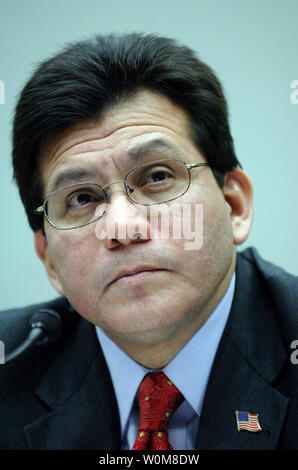 Alberto Gonzales témoigne devant un comité judiciaire de la Chambre audience sur le ministère de la Justice mène ses activités, à Washington le 6 avril 2006. (UPI Photo/Kevin DIetsch) Banque D'Images