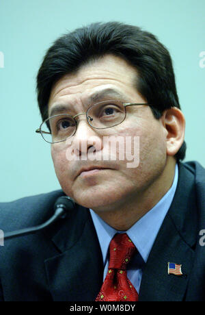 Alberto Gonzales témoigne devant un comité judiciaire de la Chambre audience sur le ministère de la Justice mène ses activités, à Washington le 6 avril 2006. (UPI Photo/Kevin DIetsch) Banque D'Images