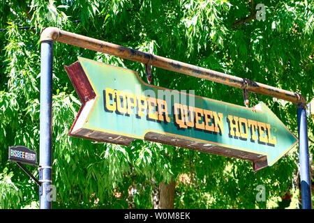 Flèche suspendue panneau indiquant l'Copper Queen Hotel à downton Bisbee, AZ historique Banque D'Images