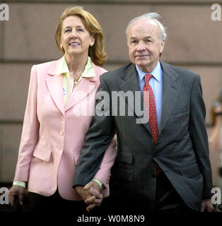 Ancien président et chef de la direction d'Enron Ken Lay a été reconnu coupable de complot en vue de commettre une fraude en valeurs mobilières et sur le fil le 25 mai 2006. Il est indiqué la marche à la Bob Casey US Court House avec son épouse, Linda, mercredi, 15 mai 2006 à Houston, Texas. (Photo d'UPI/Johnny Hanson/Files) Banque D'Images