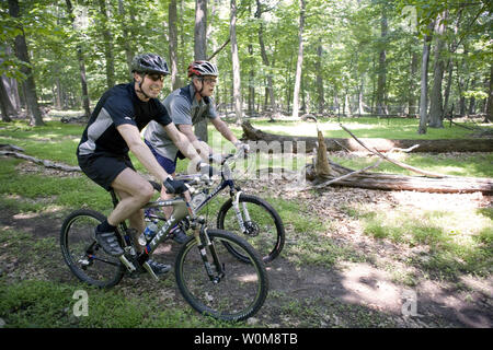 Le président américain George W. Bush et le Premier ministre danois Anders Fogh Rasmussen à prendre leur vélo le long d'un sentier près de Camp David (Maryland) le 9 juin 2006. (UPI Photo/Eric Draper/maison blanche) Banque D'Images