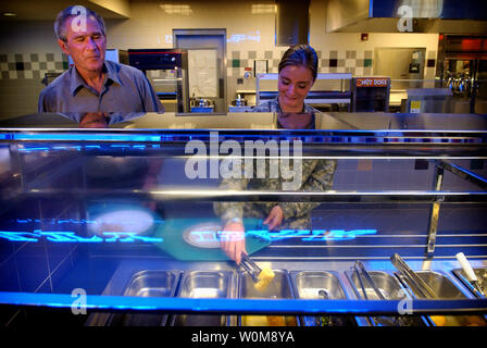 Le Président George Bush ressemble plus à la FPC. Samantha Pettit, droite, comme elle sert de son assiette à la 82e division aéroportée de la salle à manger du mardi, 4 juillet 2006, à Fort Bragg, N.C. Banque D'Images