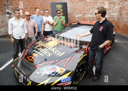 Membres du groupe Barenaked Ladies rencontrez avec NASCAR driver Kevin Harvick (à droite) pour obtenir un bon oeil à la # 29 GM Goodwrench Chevy Monte Carlo SS cabriolet avec des images du groupe Barenaked Ladies sur le capot à XM Satellite Radio, à Washington, D.C., le 13 juillet 2006. Chevrolet a annoncé les Barenaked Ladies effectuera le concert d'avant-course at the Chevy Rock & Roll 400. La course, qui a lieu le 9 septembre à Richmond International Raceway, mettra en vedette dans l'Harvick Barenaked Ladies. (Photo d'UPI/Tyler Mallory/General Motors) Banque D'Images