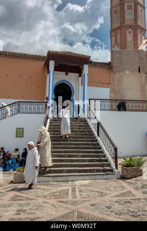 Chefchaouen, Maroc - Mai 03, 2019 : Plusieurs hommes musulmans de quitter la Grande Mosquée un vendredi, après la prière, dans le village de Chefchaouen, (ou Chaouen Banque D'Images