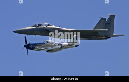 Un U.S. Air Force F-15 Strike Eagle vole en formation avec une guerre mondiale deux-era North American P-51 Mustang fighter le 15 juillet 2006. Les deux avions effectuée à un meeting aérien à Milwaukee, Wisconsin 15 et 16 juillet 2006. (Photo d'UPI/Kenneth Pagel/USAF) Banque D'Images