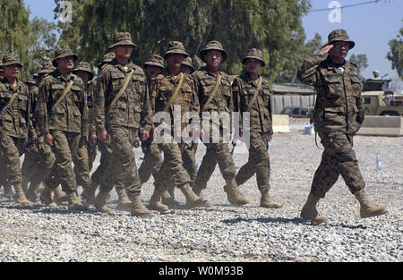 Les membres de l'armée mongole salue le Division-Central multinationales du Sud (MND-CS) Changement de commandement partie officielle lorsqu'ils passent l'examen lors de la MND-CS Cérémonie de passation de commandement de la Parade des Nationson Mardi, 18 juillet 2006. Le défilé était composé de nations qui composent le MND-CS commande. Le Lieutenant de l'armée américaine le général Peter Chiarelli corps multinationaux - Commandant de l'Iraq a officié la cérémonie où l'armée polonaise, le général Edward Gruszka a quitté le commandement de l'armée polonaise, le général Bronislaw Kwiatkowski. (Photo d'UPI/Adrian Cadix/USAF) Banque D'Images