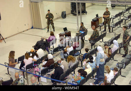 Les membres de la 39e Escadre de la base aérienne d'aider le Liban évacués à leur arrivée, la base aérienne de Incirlik en Turquie, le 21 juillet 2006 (Photo d'UPI/Nathan W. Lipscomb/USAF) Banque D'Images