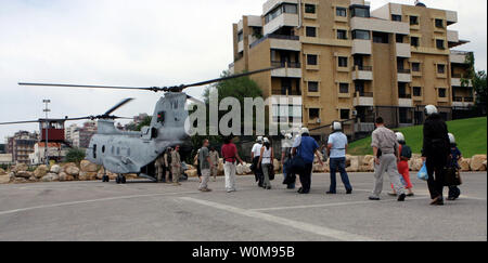 Les Marines américains du 24e Marine Expeditionary Unit aider les citoyens américains qui se préparent à quitter l'ambassade américaine à Beyrouth, Liban, le 21 juillet 2006. À la demande de l'Ambassadeur des États-Unis au Liban et à la direction du secrétaire de la défense, de l'United States Central Command et des éléments de la Force opérationnelle 59 aident avec le départ de citoyens américains du Liban. (Photo d'UPI/Jeffrey A. Cosola/U.S. Marine Corps) Banque D'Images