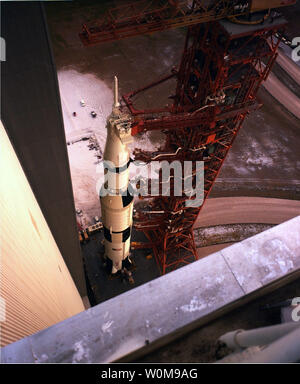 La Saturn V d'Apollo 15 sur 39un déploiement suivant le 11 mai 1971. Apollo 15 lancé il y a 35 ans aujourd'hui le 26 juillet 1971, à 9 h 34 HAE à partir du Centre spatial Kennedy. Alfred Worden était le pilote du module de commande de la mission. (Photo d'UPI/NASA) Banque D'Images