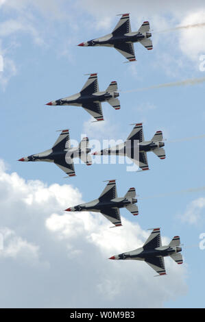 U.S. Air Force Thunderbirds soar par pendant un exercice de leur routine en préparation pour le tonnerre sur la rivière Rouge Air Show à Grand Forks Air Force Base, S. le 21 juillet 2006. Le Thunder sur la rivière Rouge Air Show est le spectacle aérien de 26 ans d'ouverture sur ce calendrier Grand Forks Air Force Base à 87 000 spectateurs de la communauté environnante. L'événement a mis en évidence de multiples expositions statiques ainsi que des démonstrations de la fonction Air Force Thunderbirds et l'armée des équipes de démonstration de parachutisme de la Dague noire. (Photo d'UPI/Jennifer M. Wallen/USAF) Banque D'Images
