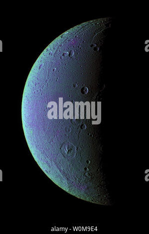 Cette vue de Dione, Saturne lune glacée, met en évidence ses défauts tectoniques et de cratères. Pour créer cette amélioration - affichage couleur, ultraviolet, infrarouge et vert images ont été combinées en une seule image en noir et blanc qui isole et plans carte des différences de couleur. Cette carte de la "couleur" est alors superposée sur une image de filtre. L'origine de la différence de couleur n'est pas encore compris, mais peut être causé par des différences subtiles dans la surface de la composition ou de la taille des grains qui composent le sol glacé. Cette image a été acquise par la sonde Cassini caméra à angle étroit le 24 décembre, 2005. Banque D'Images