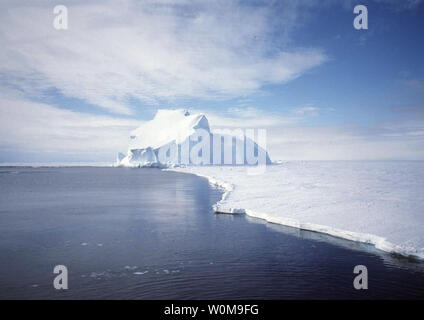 Pour des millions d'années, l'Antarctique, le continent gelé à l'extrémité sud de la planète, a été enfermé dans une gigantesque plaque de glace. Récemment, le Gravity Recovery and Climate Experiment (GRACE) satellite a été de prendre des mesures sensibles de la gravité pour l'ensemble de la Terre, y compris l'Antarctique. Une analyse récente des données Grace indiquent que l'inlandsis de l'Antarctique pourrait avoir perdu suffisamment de masse pour provoquer l' univers des océans d'augmenter de 0,05 pouces, en moyenne, entre 2002 et 2005. La photo a été prise sur le plateau de glace Riiser-Larsen en décembre 1995. (Photo/UPI/NASA/D L'équipe de grâce Banque D'Images