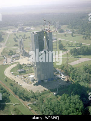 Cette vue aérienne de la navette Enterprise à partir de 1978 montre la navette spatiale d'être hissé dans Marshall's Stand d'essai dynamique pour l'essai de vibration au sol Vertical accouplés au Kennedy Space Center à Cap Canaveral, en Floride, le test a marqué la première fois que l'ensemble de la navette spatiale, un orbiteur, un réservoir externe et deux propulseurs, ont été accouplés ensemble. Le but de la vibration tests était de vérifier si la navette effectue son lancement configuration comme prévu. (Photo d'UPI/NASA) Banque D'Images