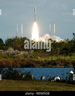 Les astronomes ont déclaré que Pluton n'est plus une planète lors d'une réunion de l'Union Astronomique Internationale à Prague, République tchèque le 24 août 2006. Dans cette image, une fusée Atlas V Lockheed-Martin lance le vaisseau spatial New Horizons sur un dix ans de parcours à Pluton le 19 janvier 2006. (Photo d'UPI/NASA) Banque D'Images