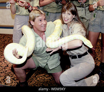 Dans ce fichier photo, Steve Irwin et son épouse Terri tenir un 16 pied Anaconda serpent qui est utilisée dans leur film "Le chasseur de crocodile Collision' annoncé à ShoWest à Las Vegas, Nevada, le 5 mars 2002. Irwin est mort le 4 septembre 2006 après avoir été mortellement blessé par une raie. Irwin a retiré ses barb hors de sa poitrine avant de perdre conscience et de la mort, son manager a dit mardi. (Photo d'UPI/Roger Williams) Banque D'Images