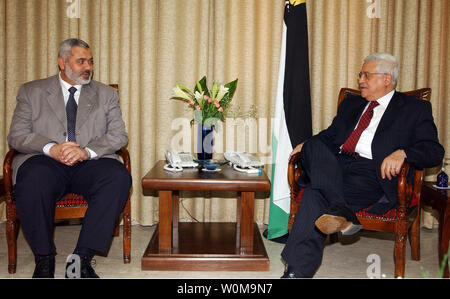 Le président palestinien Mahmoud Abbas rencontre le Premier Ministre Ismail Haniyeh à Gaza le 11 septembre 2006. Ils ont annoncé qu'ils étaient convenus que le Fatah et le Hamas parties formerait un gouvernement de coalition. (Photo d'UPI/Abd Alhalim Abu Askar/Autorité palestinienne) Banque D'Images