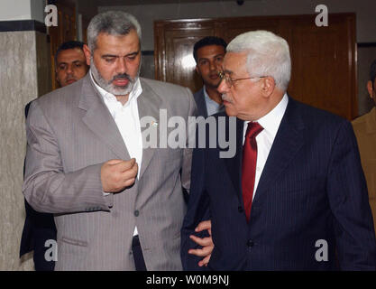 Le président palestinien Mahmoud Abbas rencontre le Premier Ministre Ismail Haniyeh à Gaza le 11 septembre 2006. Ils ont annoncé qu'ils étaient convenus que le Fatah et le Hamas parties formerait un gouvernement de coalition. (Photo d'UPI/Abd Alhalim Abu Askar/Autorité palestinienne) Banque D'Images