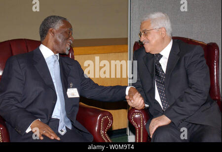 Le président palestinien Mahmoud Abbas et le président sud-africain Thabo Mbeki se rencontrent à l'Organisation des Nations Unies à New York le 19 septembre 2006. (Photos d'UPI/Omar Rashidi/Autorité palestinienne) Banque D'Images