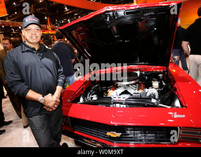 Baseball Hall of famer Reggie Jackson dévoile son une Chevrolet Camaro 1969 avec un nouveau 641 chevaux-LSX-basé 454 pouces cubes petit bloc-moteur V-8 le 31 octobre 2006 à la Specialty Equipment Market Association (SEMA) rechange automobile Trade Show de Las Vegas, Nevada. (Photo d'UPI/Isaac Brekken/General Motors) Banque D'Images