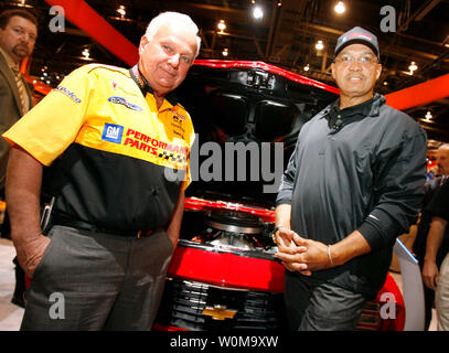 National Hot Rod Association drag racer 3 Warren Johnson (à gauche) et de baseball Reggie Jackson légende dévoilent leurs une Chevrolet Camaro 1969 avec un nouveau 641 chevaux-LSX-basé 454 pouces cubes petit bloc-moteur V-8 le 31 octobre 2006 à la Specialty Equipment Market Association (SEMA) rechange automobile Trade Show de Las Vegas, Nevada. (Photo d'UPI/Isaac Brekken/General Motors) Banque D'Images