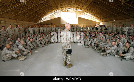 Le commandant adjoint du Corps des Marines Le général Robert Magnus visites avec les Marines et les marins de l'équipe de combat régimentaire 7 actuellement en service dans l'Al Anbar province le 30 octobre 2006. RCT7 est l'unité militaire américain responsable de la formation des forces de sécurité iraquiennes et d'assurer la sécurité dans l'ouest de Al Anbar. (Photo d'UPI/Jim Goodwin/US Marines) Banque D'Images