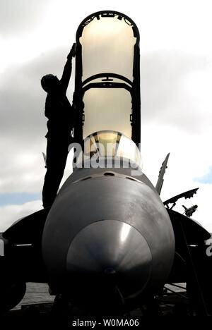 Un avion de la marine américaine le capitaine nettoie l'auvent d'un F/A-18F Super Hornet à bord du porte-avions USS John C. Stennis dans l'océan Pacifique le 15 novembre 2006. (Photo d'UPI/Charles Whetstine/U.S. Marine) Banque D'Images