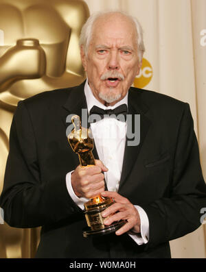 **Résolu** Légende réalisateur et écrivain Robert Altman, vu dans ce 5 mars, 2006 photo à la 78e annuelle des Academy Awards, à Hollywood, Californie, est décédé dans un hôpital de Los Angeles à l'âge de 81 ans, le 20 novembre 2006. Altman, tenant son Oscar d'honneur award, a été nommé pour cinq Oscars directeur mais jamais gagné. (Photo d'UPI/Gary C. Caskey/fichier) Banque D'Images