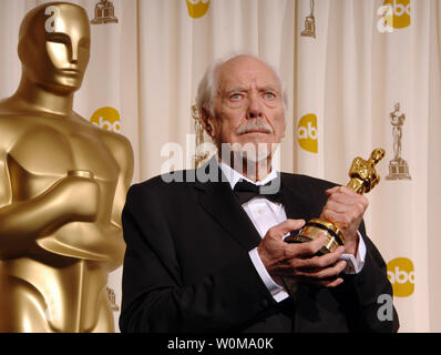 **Résolu** Légende réalisateur et écrivain Robert Altman, vu dans ce 5 mars, 2006 photo à la 78e annuelle des Academy Awards, à Hollywood, Californie, est décédé dans un hôpital de Los Angeles à l'âge de 81 ans, le 20 novembre 2006. Altman, tenant son Oscar d'honneur award, a été nommé pour cinq Oscars directeur mais jamais gagné. (Photo d'UPI/Gary C. Caskey/fichier) Banque D'Images