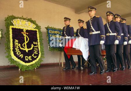 Le cercueil du général Augusto Pinochet est portée par les soldats de la garde d'honneur à une masse lors de ses funérailles à l'Académie militaire de Santiago le 12 décembre 2006. Pinochet est mort dimanche à l'âge de 91 ans de complications cardiaques. Il a régné sur le Chili de 1973 à 1990 après un coup d'État militaire. (Photo d'UPI/Cristobal Arjona) Banque D'Images