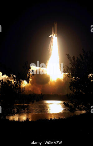 La navette spatiale Discovery et ses sept membres d'équipage vers la tête en orbite terrestre basse et d'un service de liaison avec la Station spatiale internationale du Centre spatial Kennedy, en Floride, le 9 décembre 2006. (Photo d'UPI/NASA) Banque D'Images