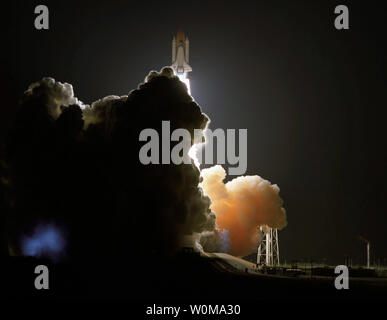 La navette spatiale Discovery et ses sept membres d'équipage vers la tête en orbite terrestre basse et d'un service de liaison avec la Station spatiale internationale du Centre spatial Kennedy, en Floride, le 9 décembre 2006. (Photo d'UPI/NASA) Banque D'Images