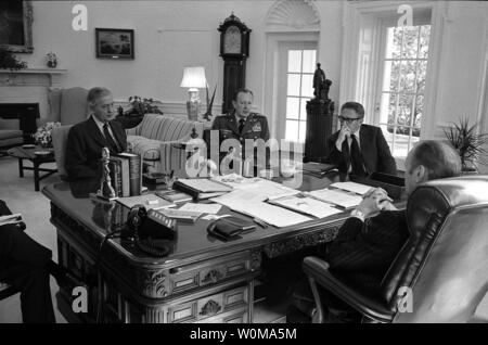 Le président Gerald Ford (R), montré dans un 25 mars, 1975 photo d'entretien avec le secrétaire d'État Henry Kissinger (2e R), chef d'état-major général Frederick Weyand (2L), et Graham Martin, ambassadeur au Vietnam dans le bureau ovale, est décédé à l'âge de 93 ans à son domicile de Rancho Mirage, Californie le 26 décembre 2006. (UPI Photo/ David Hume Kennerly/Gerald R. Ford Library) Banque D'Images