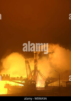 Un satellite est lancé à partir de la base spatiale Baïkonour au Kazakhstan le 27 décembre 2006. Le Centre national d'Etudes Spatiales (CNES) mission va explorer l'espace à la recherche de planètes en dehors du système solaire qui tournent autour d'étoiles, communément appelé exoplanètes. (Photo d'UPI/Starsem/CNES) Banque D'Images