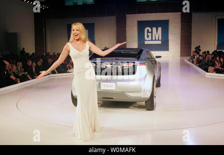 L'actrice Katherine Heigl, habillé en Dolce & Gabbana, promenades la piste avec une Chevrolet Volt Concept électrique à l'événement de mode GM 10 à Los Angeles le 20 février 2007. Le MM 10 événement rassemble des stars, de la mode et General Motors Véhicules provenant du monde entier. (Photo d'UPI/General Motors) Banque D'Images