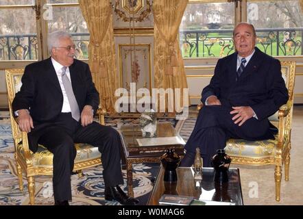 Le président français Jacques Chirac (R) rencontre avec le président palestinien Mahmoud Abbas à l'Elysée à Paris le 24 février 2007. Banque D'Images