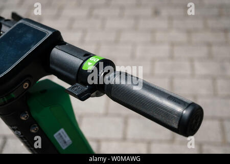 Berlin, Allemagne - Juin 2019 : scooter électrique , escooter ou e-scooter de la société sur le covoiturage chaux trottoir à Berlin, Allemagne Banque D'Images